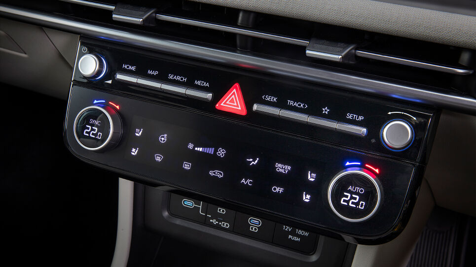 6.6” touchscreen dual-zone climate controller Image