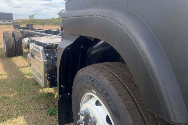 2025 Isuzu  FXD 170-355 AT R62 Cab Chassis Image 7