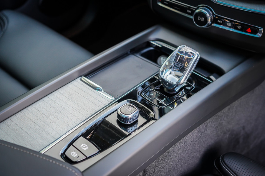 2025 Volvo XC60 Ultra T8 Plug-In Hybrid SUV Image 26