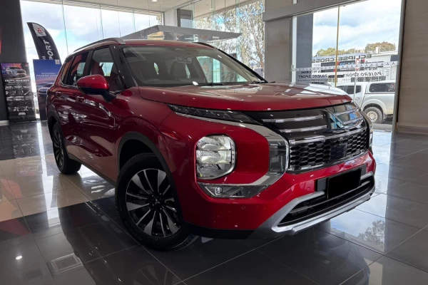 2025 Mitsubishi Outlander ZM LS SUV Image 1