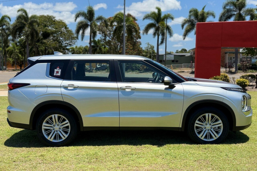 2024 Mitsubishi Outlander ZM ES SUV Image 9