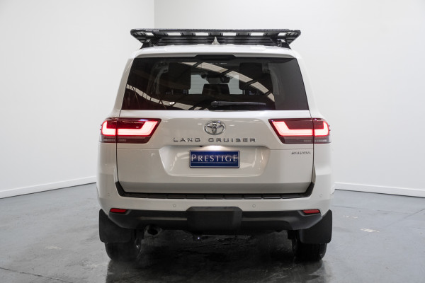 2023 Toyota LandCruiser Sahara SUV image 12