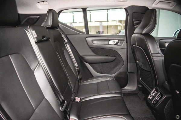 2025 Volvo XC40 XZ Ultra B4 Bright SUV Image 9