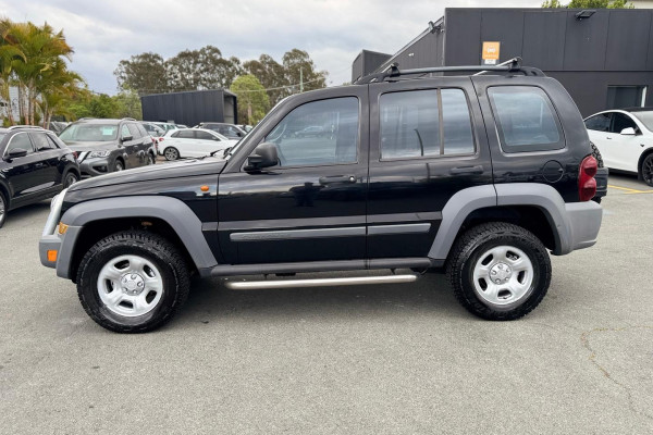 2005 Jeep Cherokee KJ Sport SUV Image 11
