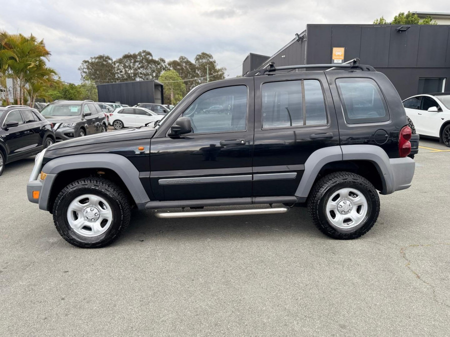 2005 Jeep Cherokee KJ Sport SUV Image 11