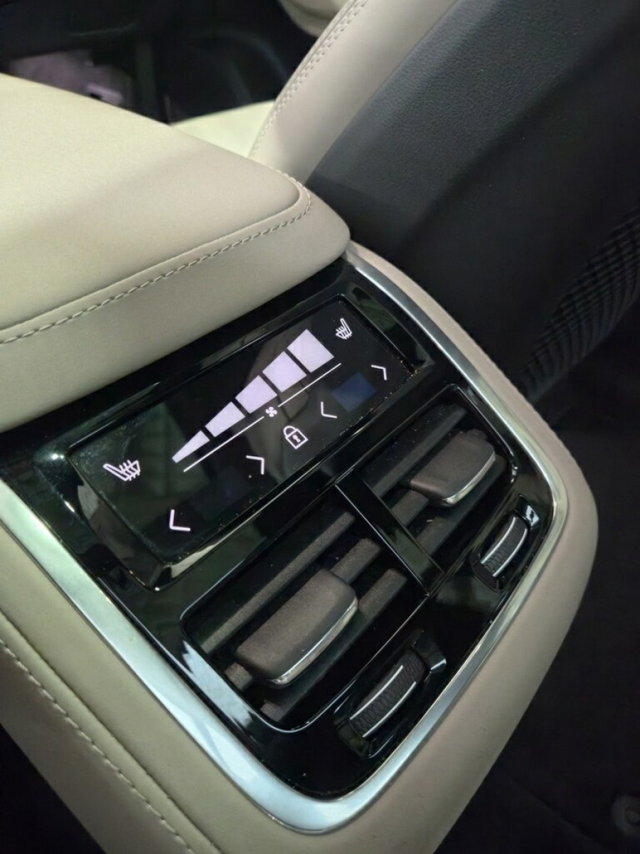 2025 MY26 Volvo XC90 L Series Ultra B5 Dark SUV Image 17