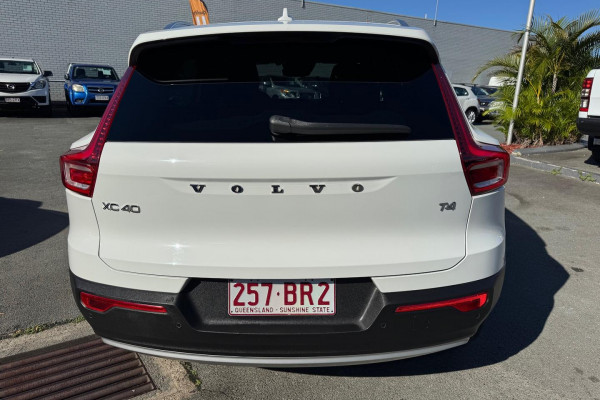 2020 Volvo XC40 XZ T4 Momentum SUV Image 8