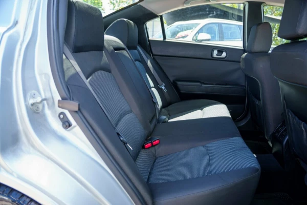 2008 Mitsubishi 380 DB Series III SX Sedan Image 8