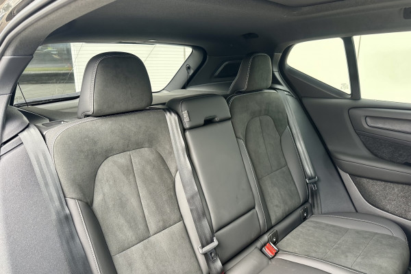 2025 Volvo XC40 XZ Ultra B4 Dark SUV Image 2