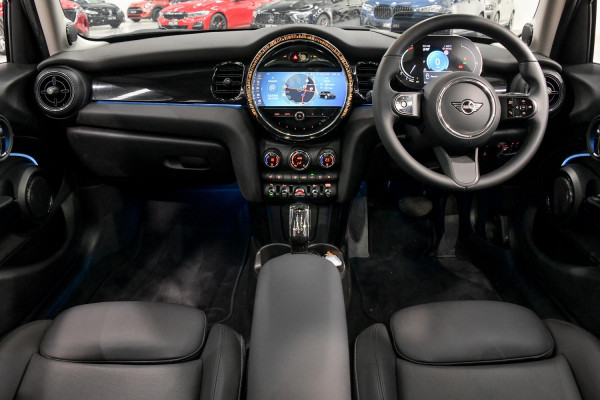 2022 MINI Cooper F55 LCI-2 C Classic Hatch image 4