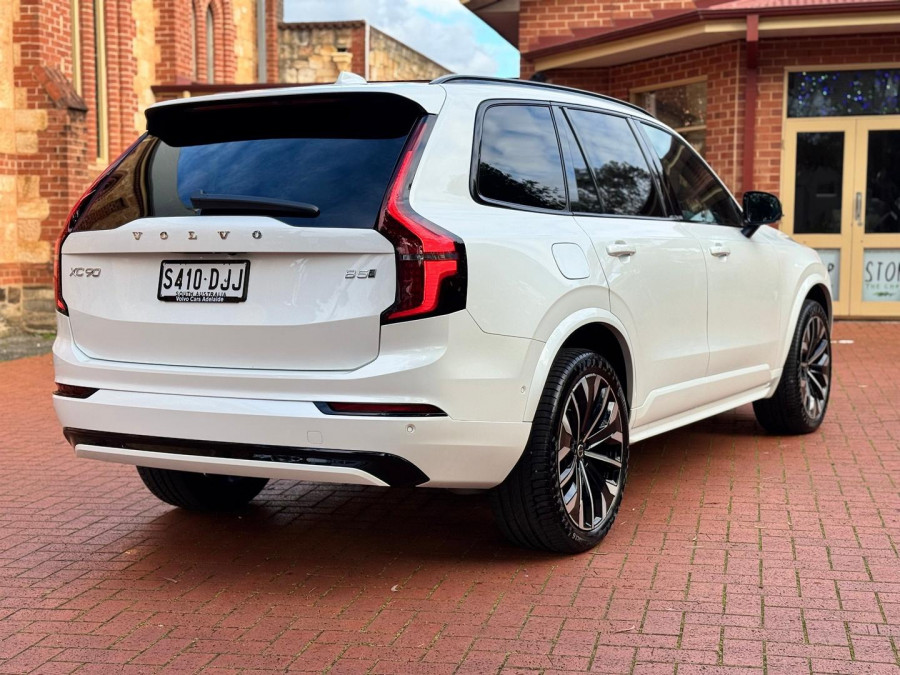 2026 Volvo XC90 L Series Ultra B5 Dark SUV Image 5