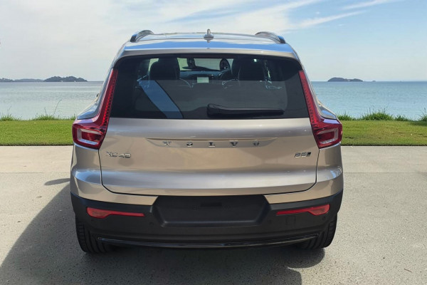 2023 Volvo XC40 XZ Ultimate B5 Dark SUV Image 6
