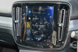 2018 Volvo XC40 XZ D4 Momentum Launch Edition SUV image 11