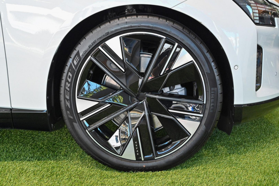 2026 Volvo ES90  Ultra Single Motor Sedan Image 11
