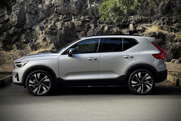 2025 Volvo XC40 XZ Ultra B4 Dark SUV Image 3