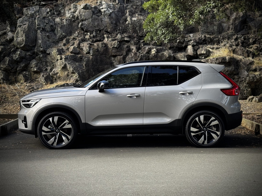 2025 Volvo XC40 XZ Ultra B4 Dark SUV Image 3