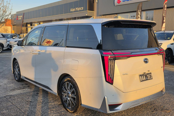 2026 GAC M8 PHEV  Luxury People Mover Image 5
