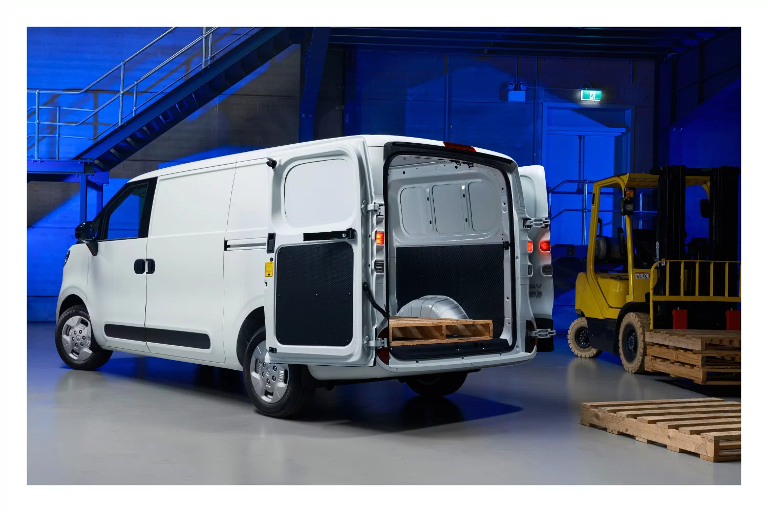 POWER YOUR BUSINESS, NOT YOUR FUEL BILL. THE ALL-ELECTRIC eDELIVER 5. Image