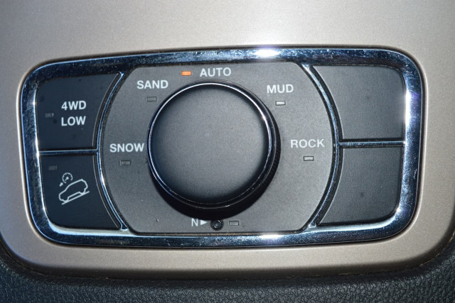 2013 Jeep Grand Cherokee Laredo 15 of 27