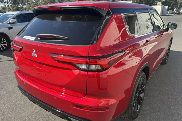 2024 Mitsubishi Outlander ZM Black Edition SUV Image 5