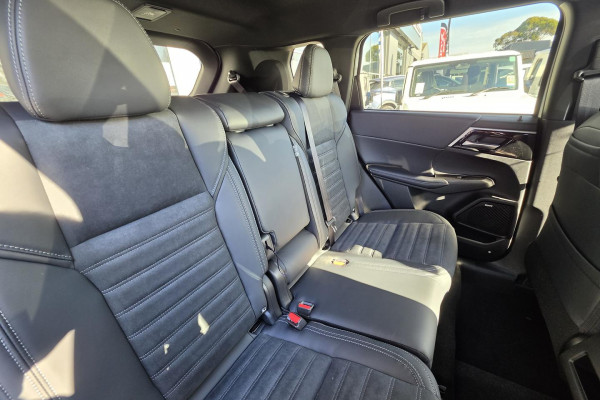2026 Mitsubishi Outlander ZM Black Edition SUV Image 16