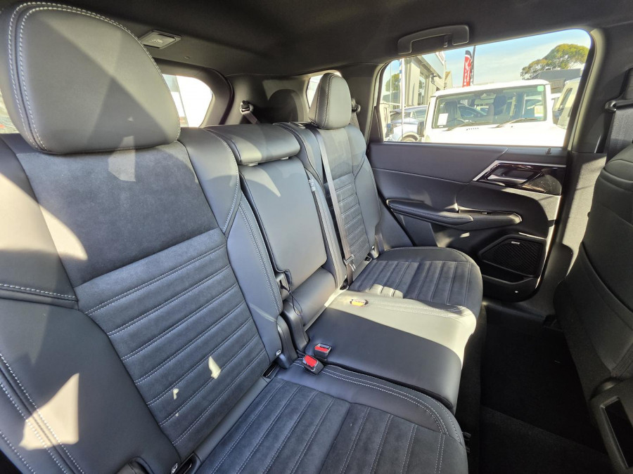 2026 Mitsubishi Outlander ZM Black Edition SUV Image 16