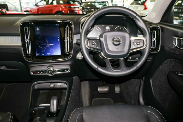 2019 Volvo XC40 XZ T4 Momentum Suv Image 4