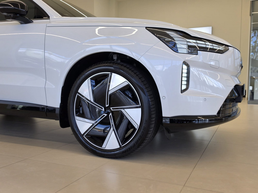2026 Volvo EX90  Ultra Twin Motor Performance SUV Image 4
