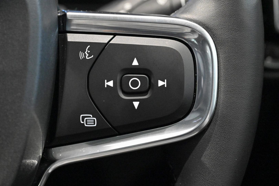 2026 Volvo XC40 XZ Ultra B4 Bright SUV Image 17