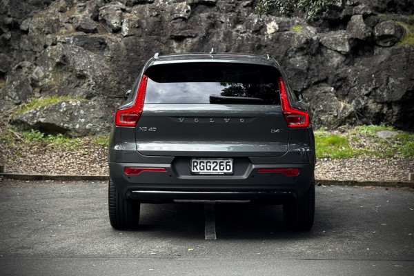 2025 Volvo XC40 XZ Ultra B4 Dark SUV Image 4