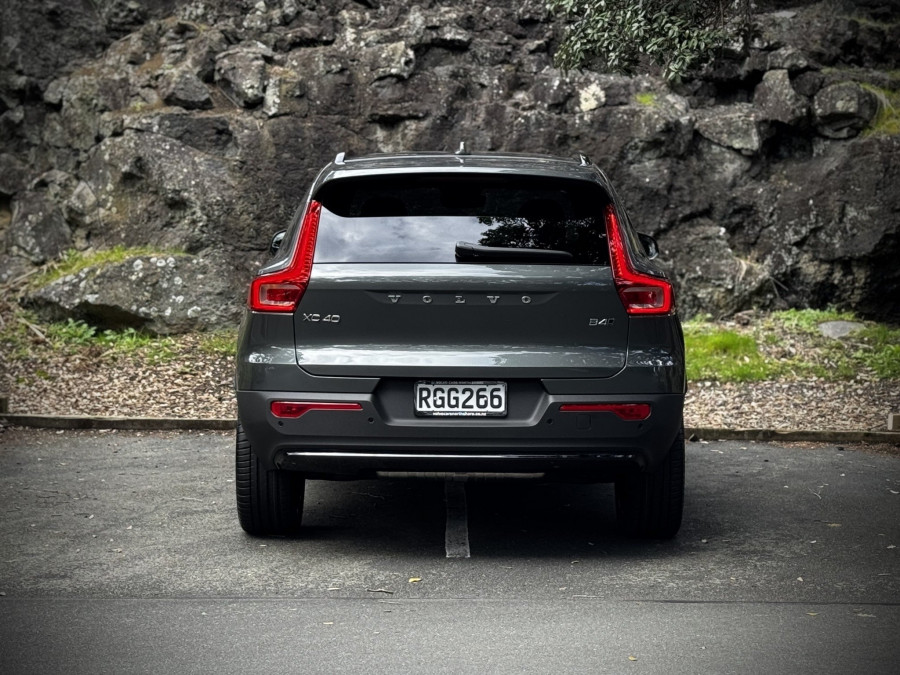 2025 Volvo XC40 XZ Ultra B4 Dark SUV Image 4