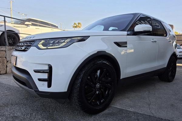 2018 Land Rover Discovery Series 5 SE SUV Image 3