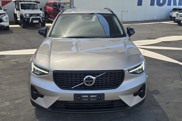 2023 Volvo XC40 XZ Ultimate B5 Dark SUV Image 2