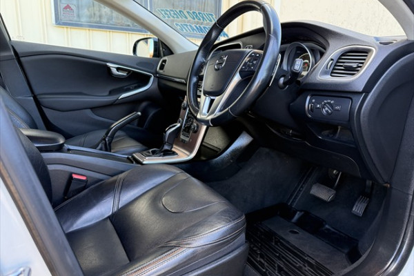 2017 MY18 Volvo V40 Cross Country M Series D4 Pro Hatch Image 9