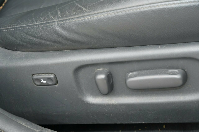 2011 Toyota Camry Hybrid Luxury 10 of 19