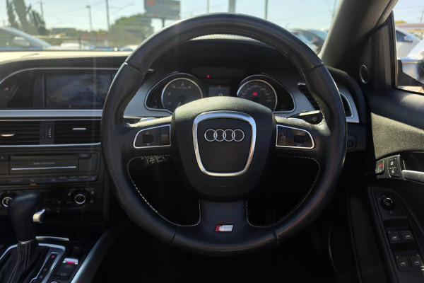 2010 Audi S5 8T  Convertible Image 4