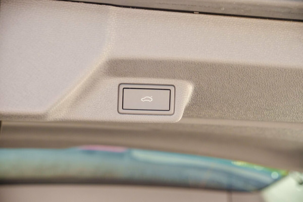 2025 Volkswagen ID. Buzz EB Pro BEV560 People Mover Image 9