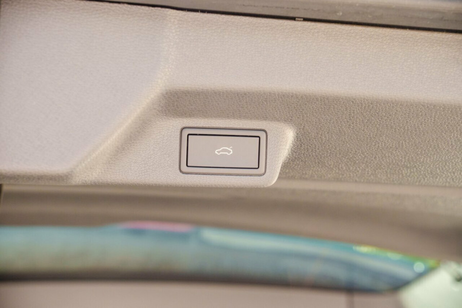2025 Volkswagen ID. Buzz EB Pro BEV560 People Mover Image 9
