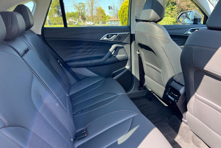 2024 MY24.5 MG HS AS33 Essence SUV Image 10