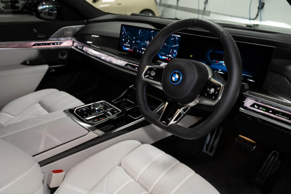 2024 BMW i7 G70 M70 xDrive Sedan image 6