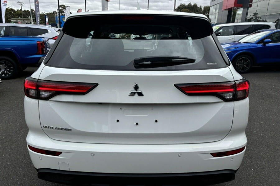 2024 Mitsubishi Outlander ZM ES SUV Image 6