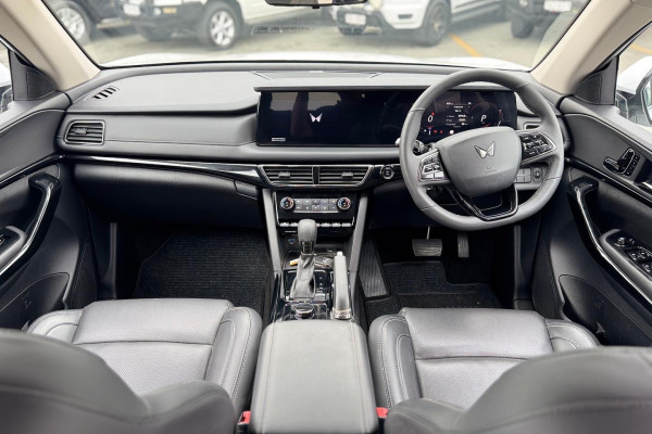 2025 Mahindra XUV700  AX7L SUV Image 16