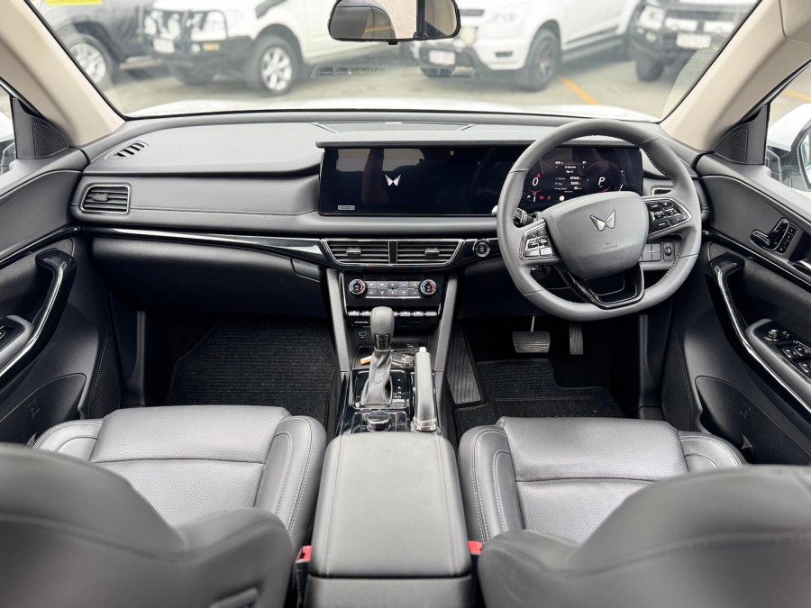 2025 Mahindra XUV700  AX7L SUV Image 16