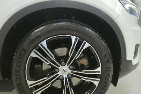 2022 Volvo XC40 XZ T4 Inscription SUV Image 4