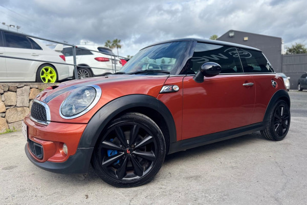 2012 MINI Cooper R56 LCI Cooper S Hatch Image 2