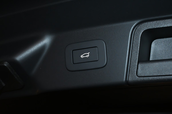 2026 MY25 Land Rover Range Rover Velar L560 P250 Dynamic SE SUV image 22