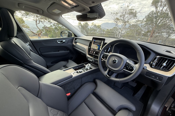 2025 MY26 Volvo XC60 UZ Plus T8 Plug-in Hybrid Dark SUV Image 14