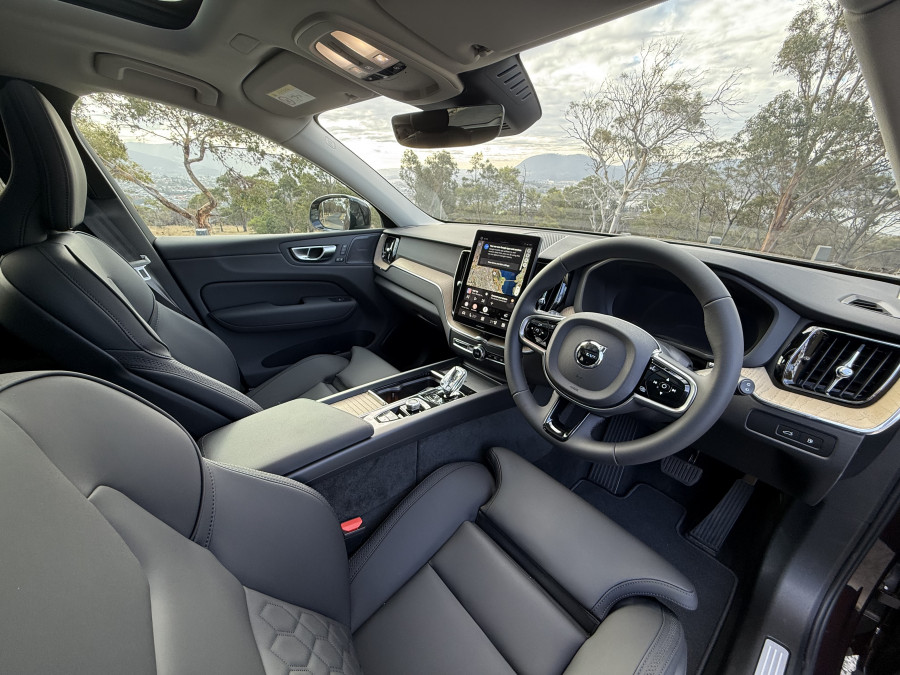 2025 MY26 Volvo XC60 UZ Plus T8 Plug-in Hybrid Dark SUV Image 14