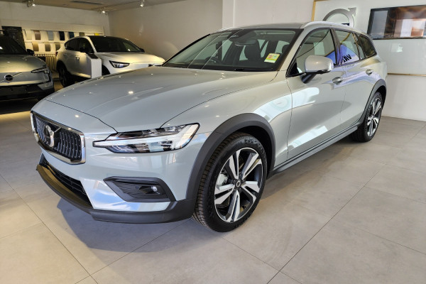 2024 MY25 Volvo V60 Cross Country Z Series Ultra B5 Bright Wagon Image 5