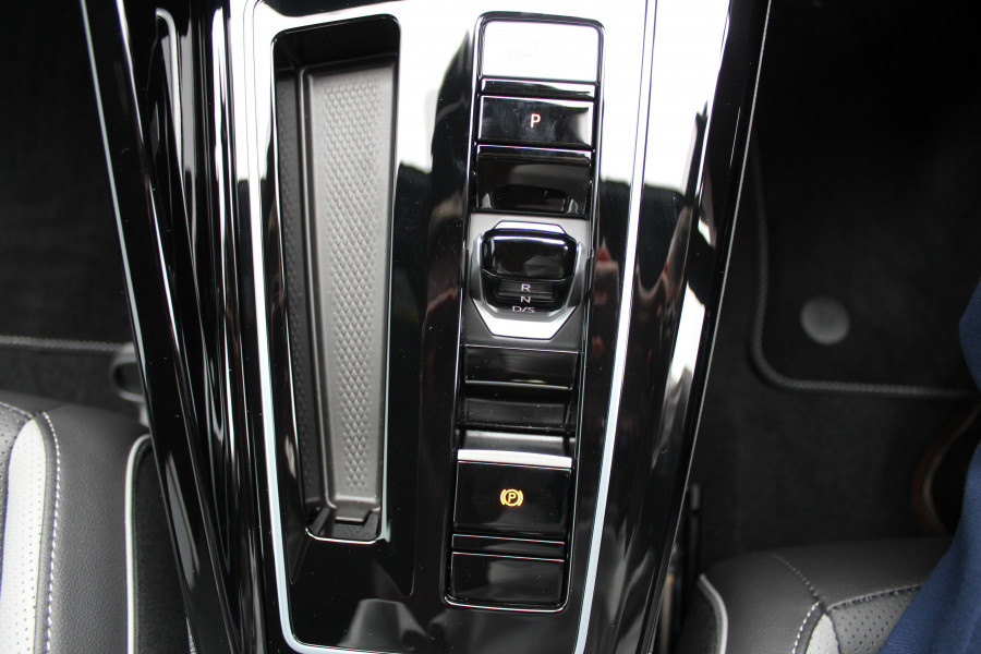 2025 Volkswagen Golf 8.5 110TSI R-Line Hatch Image 21